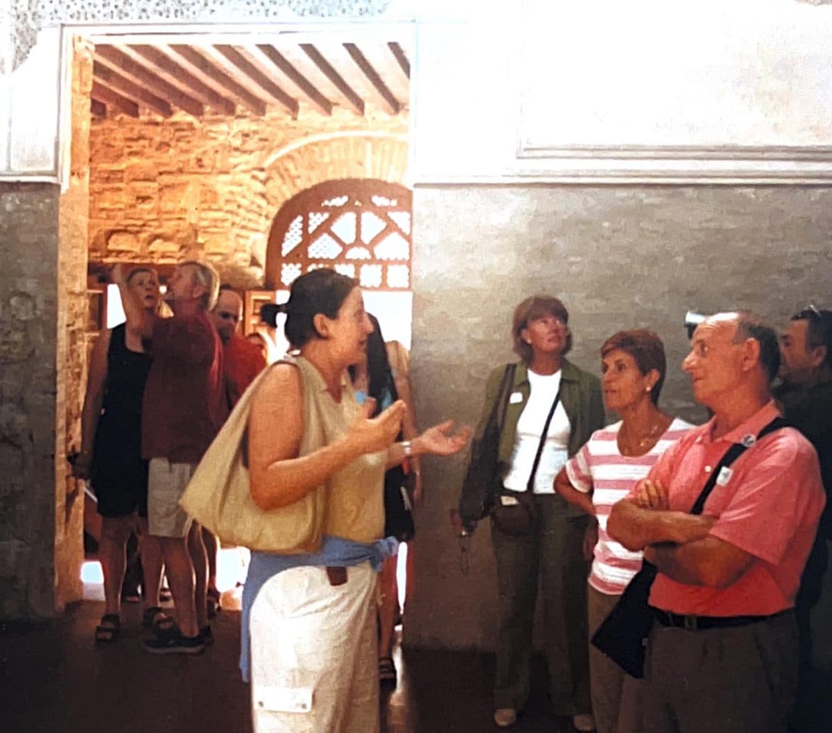 Carmen Flores guiando un grupo de turistas en un monumento histórico de Córdoba