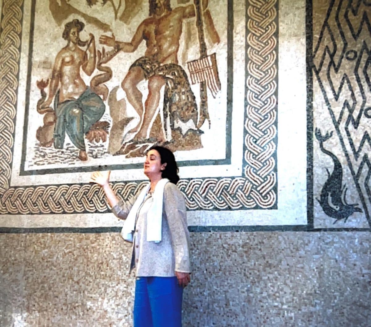 Carmen Flores explicando un mosaico romano a turistas