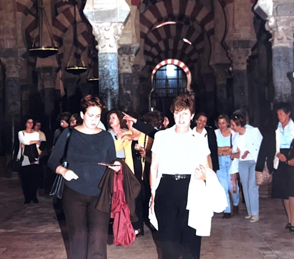 La Mezquita-Catedral de Córdoba con sus arcos y columnas características